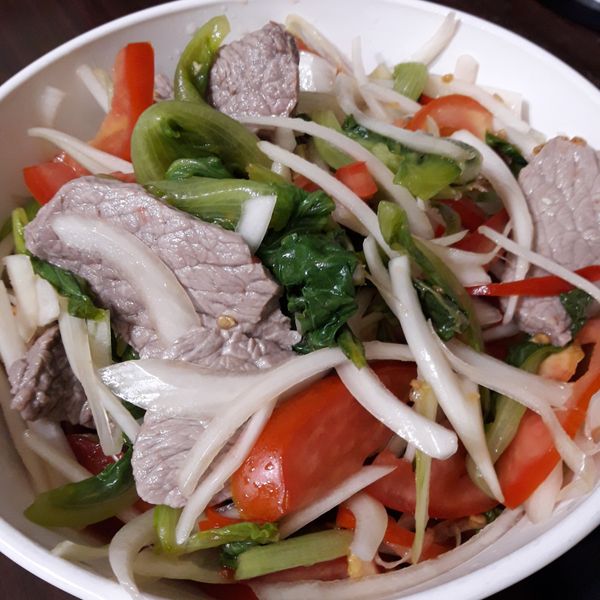 【哇菜影音食譜】泰式酸辣牛肉片：Lala Lau 一起做