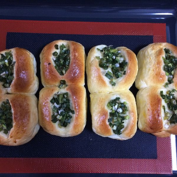 台式青蔥麵包。蔥阿胖
家常烘焙。早餐：吳小茶 一起做