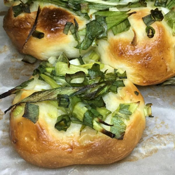 台式青蔥麵包。蔥阿胖
家常烘焙。早餐：澄花 一起做