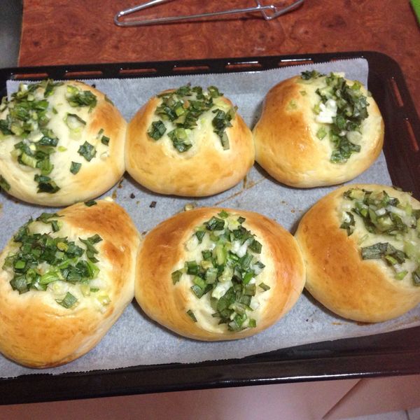 台式青蔥麵包。蔥阿胖
家常烘焙。早餐：shen 一起做