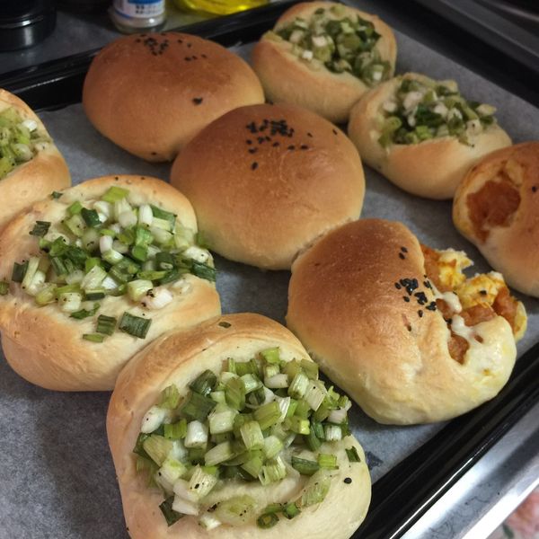 台式青蔥麵包。蔥阿胖
家常烘焙。早餐：IV 一起做