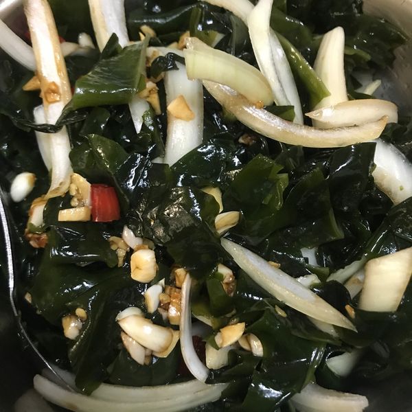 夏日涼拌小菜!香辣洋蔥海帶芽:ivy 一起做