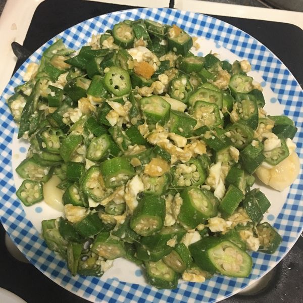 鹹蛋炒秋葵：可可鈉 一起做