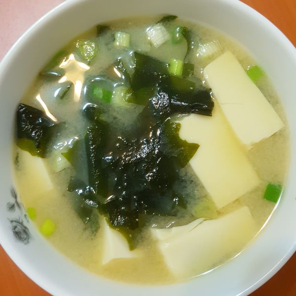 豆腐海帶芽味噌湯:Emma 一起做