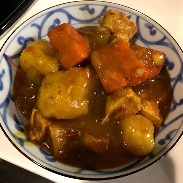 咖哩豬肉。番茄+蘋果+咖哩塊 : 扁扁一起做