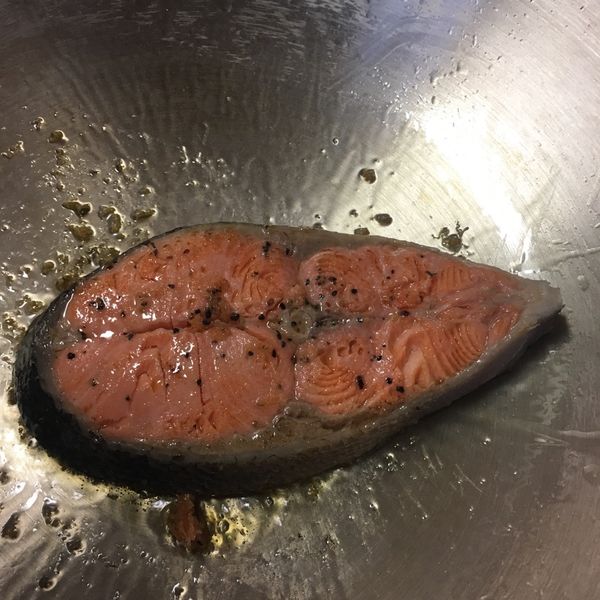 ♥我的手作料理♥ 香煎黑胡椒鮭魚：cher 一起做