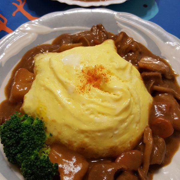 咖哩雞肉蛋包飯：鄒采諺 一起做