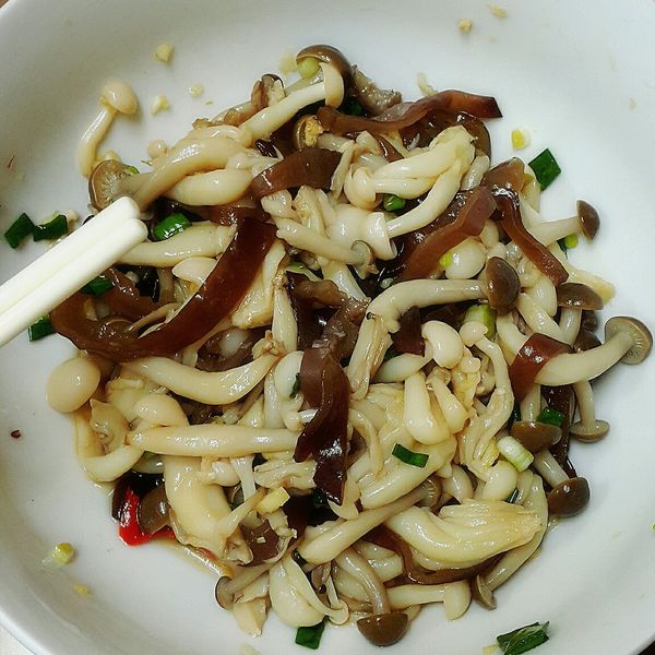 蒜味涼拌鮮菇 15分鐘開胃菜:陳素玫 一起做