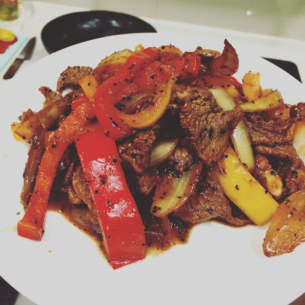 黑胡椒鐵板牛柳😋一鍋到底快速料理：Sasa Huang 一起做
