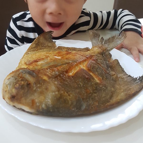 ♥ 超大尾乾煎白鯧魚 ♥：張伶如 一起做