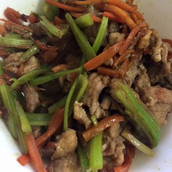 芹菜炒肉絲 : Ru Yi Wang一起做