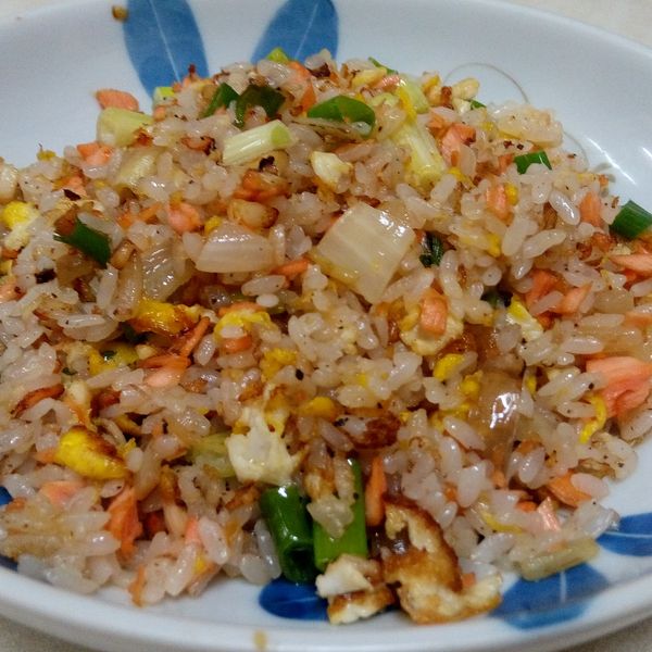 鮭魚炒飯：chun手作料理食堂 一起做