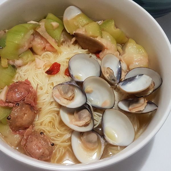 絲瓜蛤蜊麵線：朱小摸 一起做