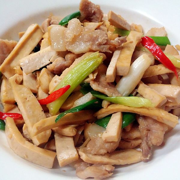 豆乾炒肉絲：嘰哩呱啦 一起做