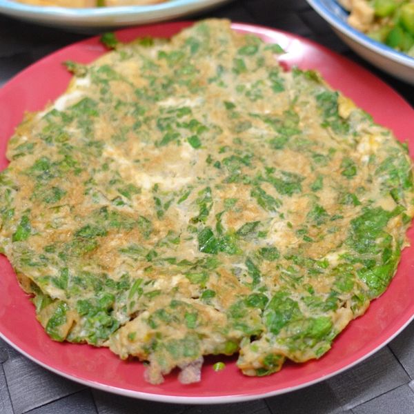 芹菜葉煎蛋:Dolly Chen 一起做