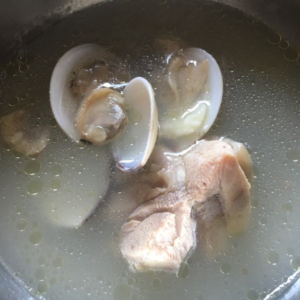 蒜頭蛤蠣雞湯 : 余胖丁一起做