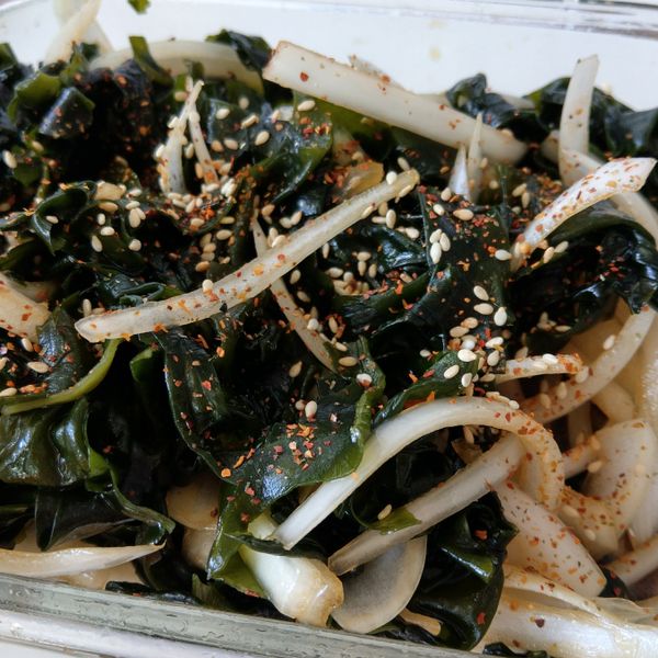 夏日涼拌小菜!香辣洋蔥海帶芽:陳小柔 一起做