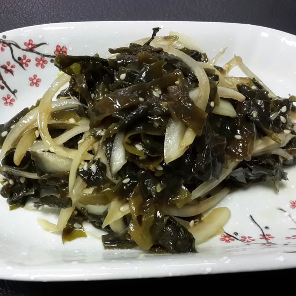 夏日涼拌小菜!香辣洋蔥海帶芽:Benny 一起做