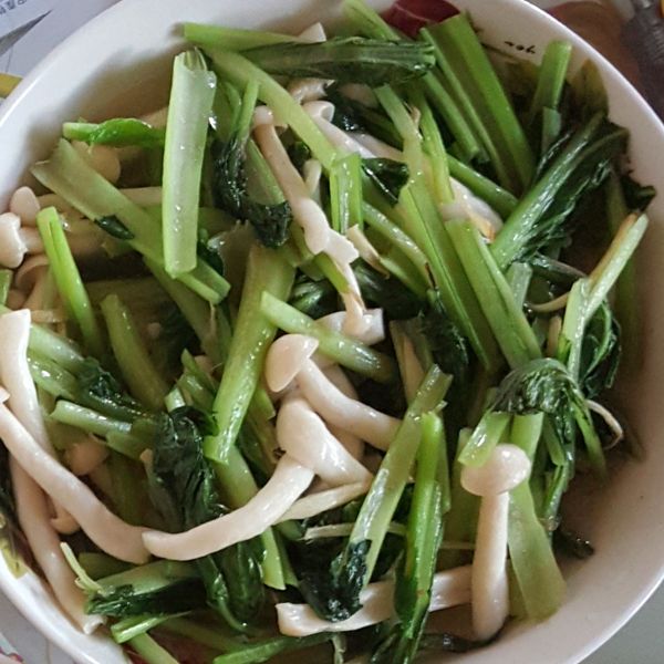 雪白菇炒油菜 「仿小松菜」:李夢夢 一起做