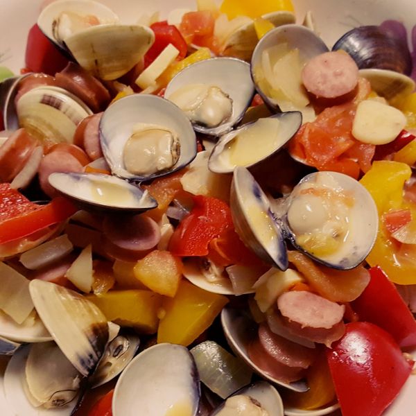 德式香腸蒜香炒蛤蜊：叮噹欣 一起做