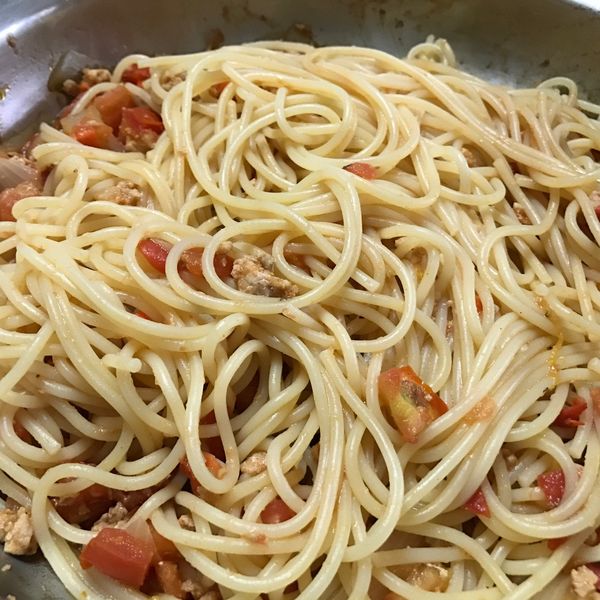 番茄肉醬義大利麵：Helen 一起做