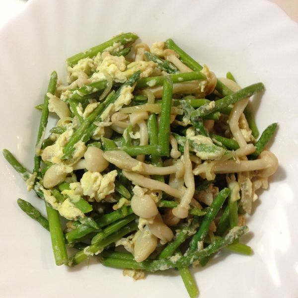 鮮菇蘆筍炒蛋：Mia 一起做