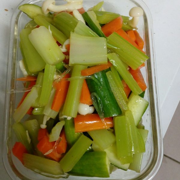 涼拌西洋芹：tinababy2210 一起做