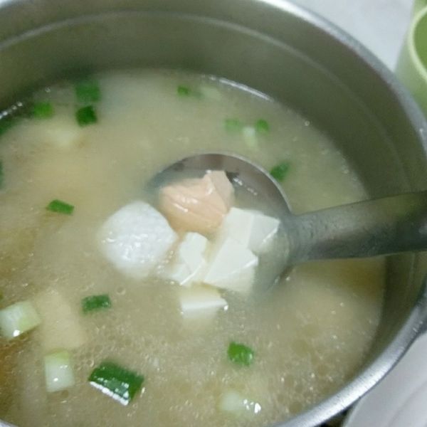 鮭魚豆腐味噌湯。快速煮好湯! : Saxon Liao一起做