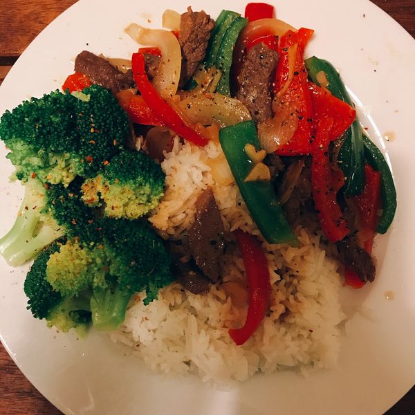 黑胡椒鐵板牛柳😋一鍋到底快速料理：Lungssu Yen 一起做