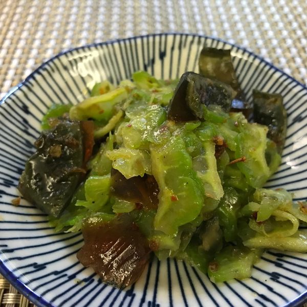 🆒🌶🥚🥒涼拌皮蛋山苦瓜 : 韓奔奔一起做