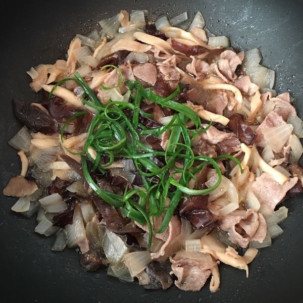 壽喜燒豬肉丼飯 : 薯餅一起做