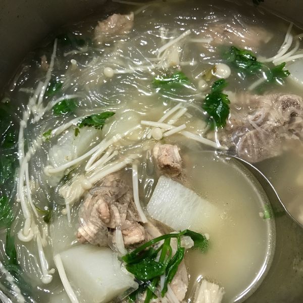 電鍋蘿蔔排骨湯：Dolphin Tsou 一起做