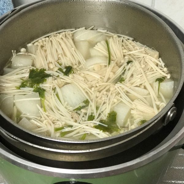 電鍋蘿蔔排骨湯：Dolphin Tsou 一起做