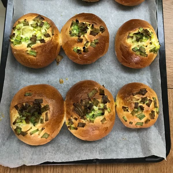 台式青蔥麵包。蔥阿胖
家常烘焙。早餐：tina 一起做