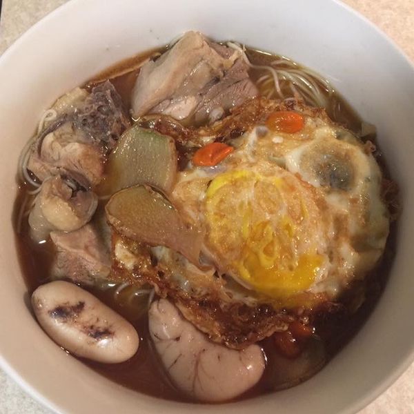 麻油雞麵線：黃彩鳳 一起做