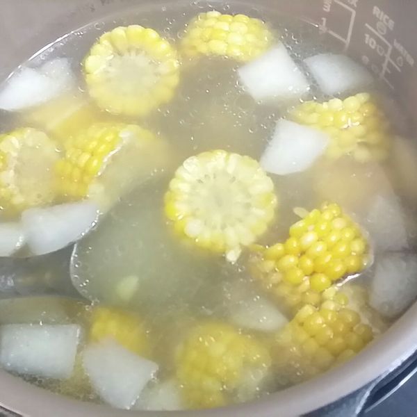 玉米蘿蔔排骨湯 : Thea一起做