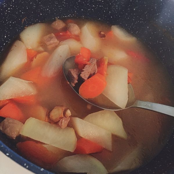 清燉番茄蘿蔔牛肉湯🍅：黎可東 一起做
