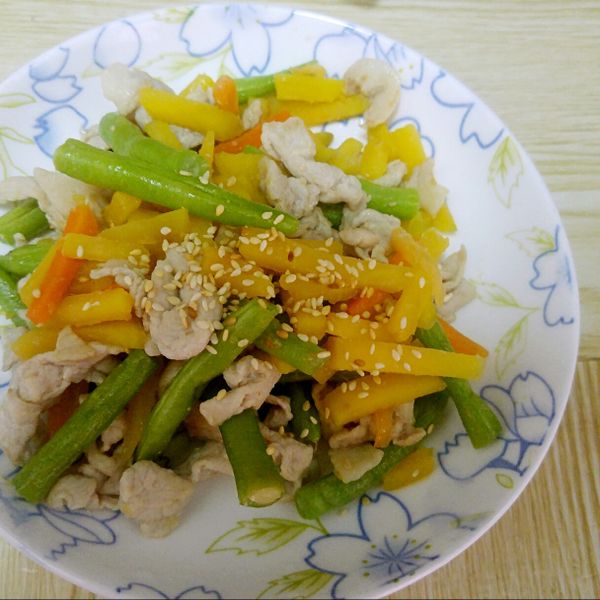 芝麻地瓜炒豬肉  【10分鐘快速料理】：花香菇の草帽 一起做