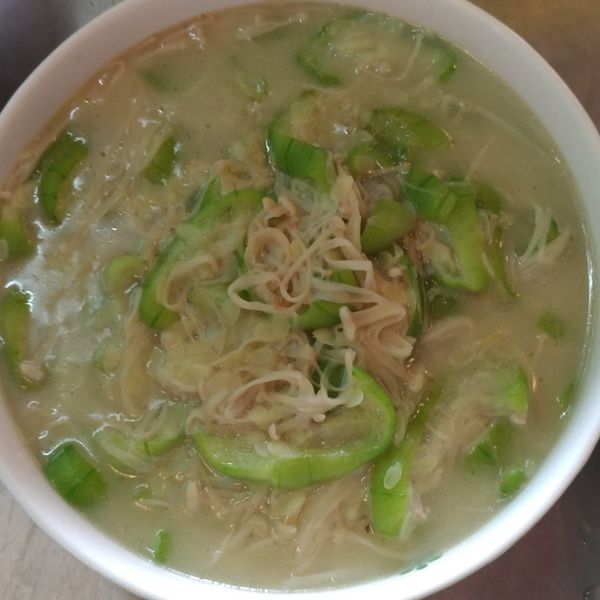 金針菇燴絲瓜~~^-^(素食) : 嵐云秤一起做
