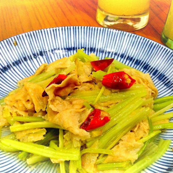 芹菜炒豆皮 : 小倩一起做