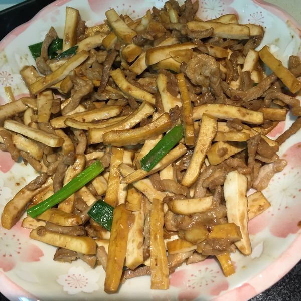 豆乾炒肉絲。家常菜 : 李奇霙一起做