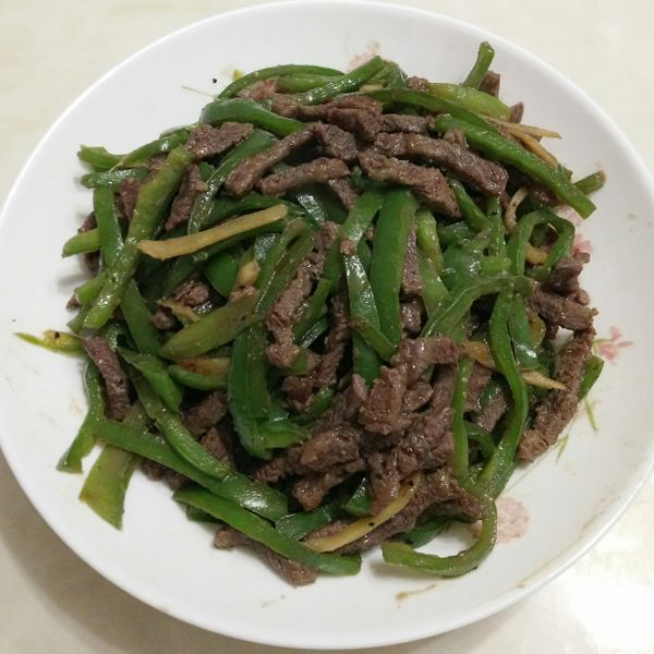 青椒炒牛肉 : 三支小豬一起做