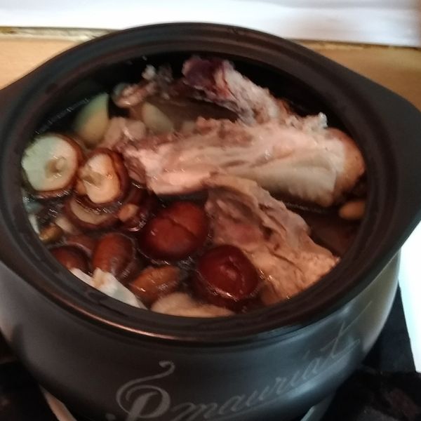 暖暖的 蒜頭香菇雞湯!：郭家琪 一起做