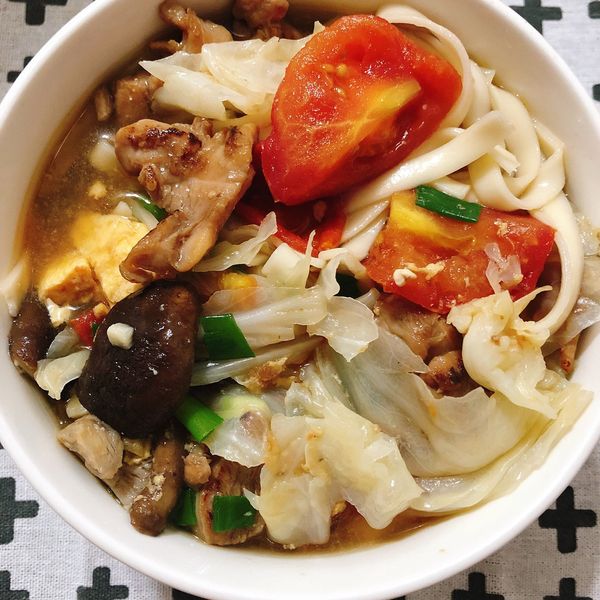 給新手超簡單「番茄蔬菜雞湯麵」✨：Zi-en Huang 一起做