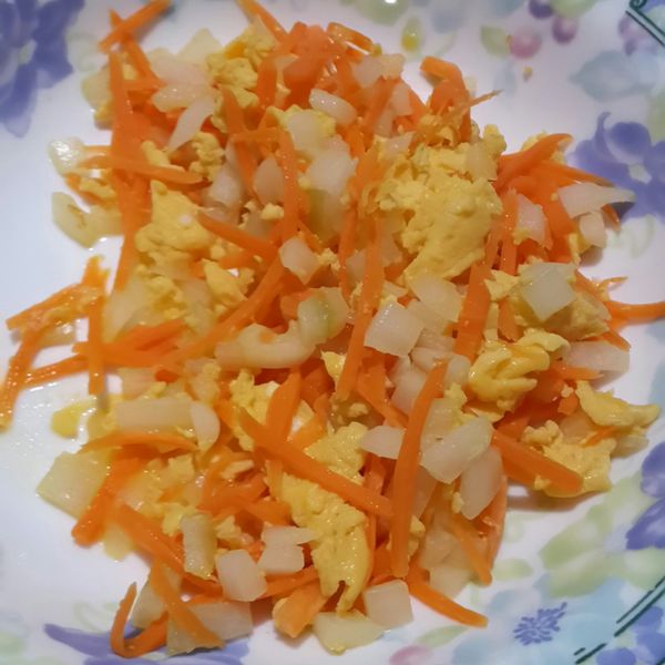 紅蘿蔔炒洋蔥蛋 : 江彤彤一起做