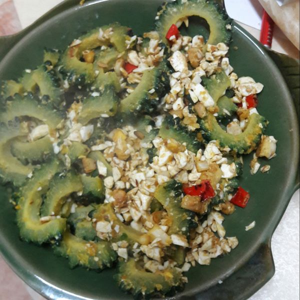 鹹蛋炒山苦瓜：張容容 一起做