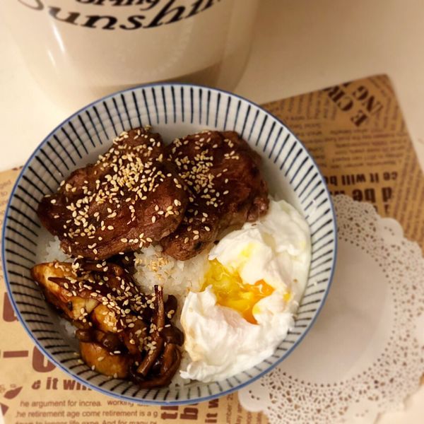 超方便！無骨牛小排蓋飯：熊熊 一起做