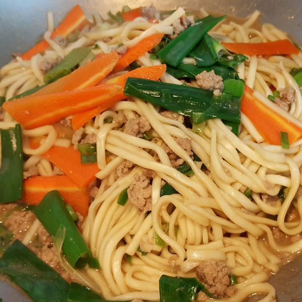 肉絲炒麵 : 藍幼蓉一起做