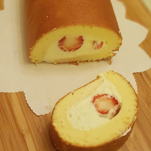 草莓可爾必思生乳捲 : 🍰Elaine kitchen一起做