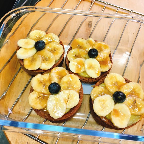 [阿妮塔♥sweet] 香蕉奶油布丁塔淋焦糖醬。：恩恩 一起做